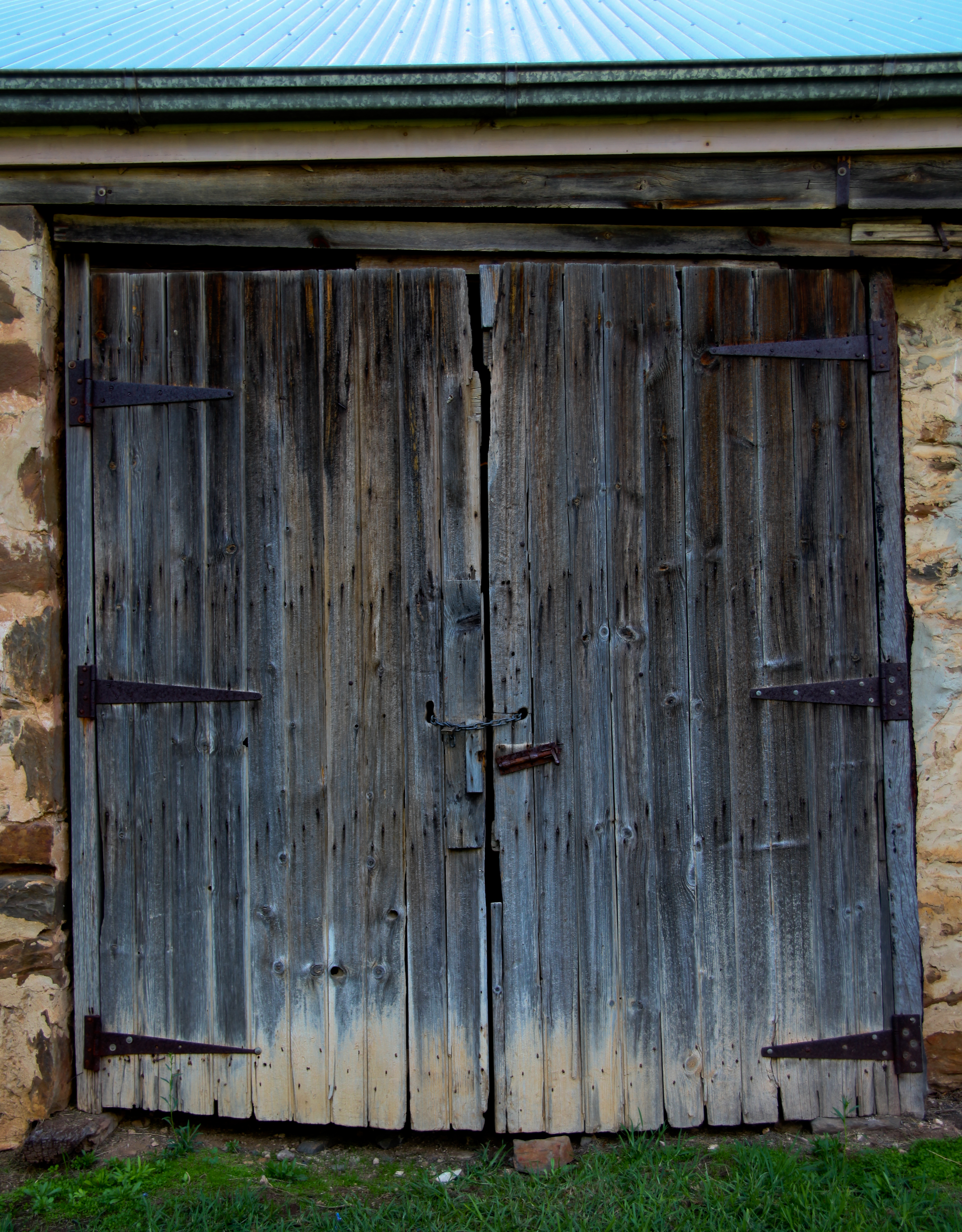The old barn doors at Glenbarr Homestead Strathalbyn 